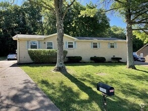 Building Photo - 923 Oak Vale Dr