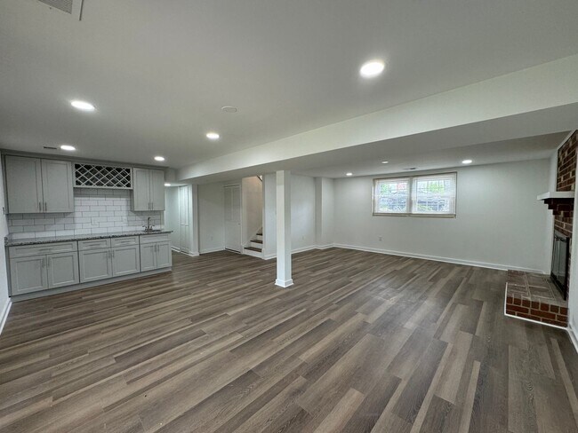 Building Photo - Spacious 5 Bed 3 Bath Home Walking Distanc...