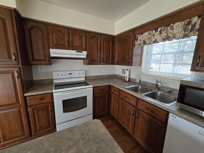 Building Photo - "Spacious 3-Bed, 3-Bath Townhouse in Heather Ridge South"