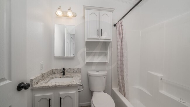 Building Photo - Spacious 4 Bedroom Near Woodman & Black Fo...