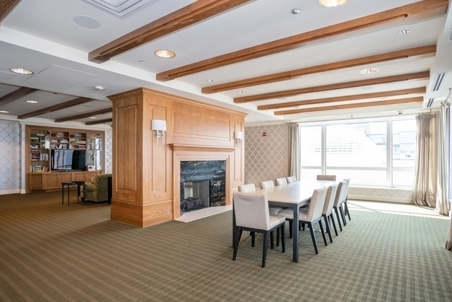 Building Photo - 10 E Delaware Pl