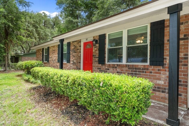 Building Photo - Southside Savannah Gem – 4BR Home in Windsor Forest with Sunroom & Patio