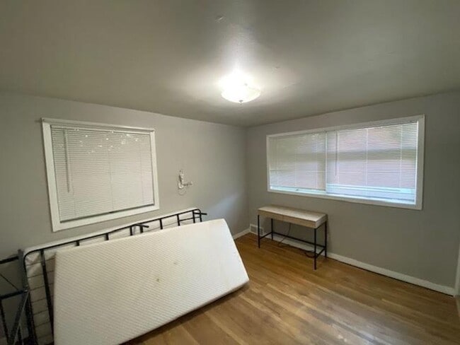 Building Photo - Move in Discount! Charming Ranch Style Sin...