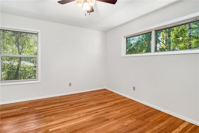 Building Photo - 2563 Beverly Hills Dr