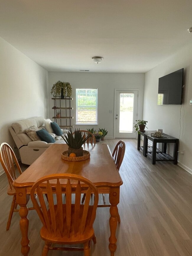 Building Photo - 3 bed 2.5 Bath Townhouse. Shelbyville