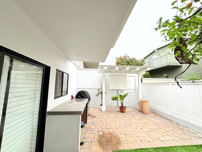 Building Photo - Fantastic 2-Story Home 3 bed 2.5 bath with backyard in Prime Golden Hills-Redondo Beach