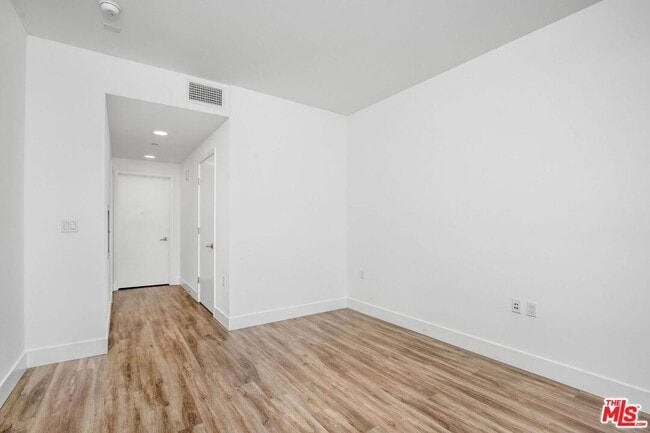 Building Photo - 453 S Kenmore Ave