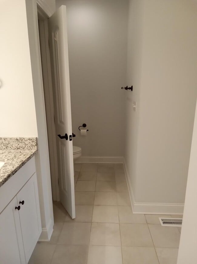 Building Photo - Patio Townhome Located 1 Block from Bedfor...