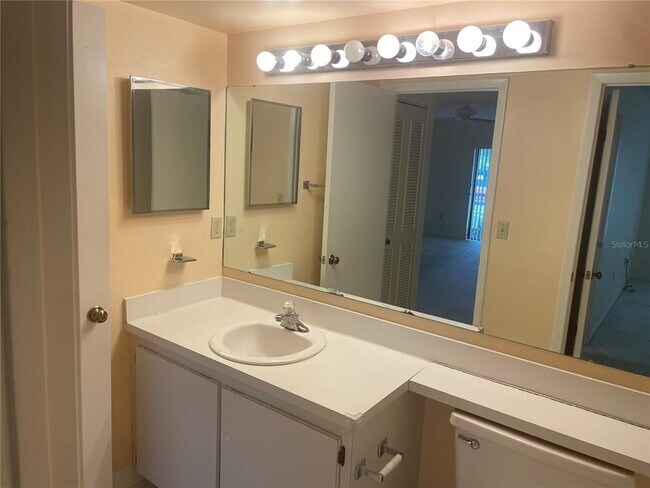 Building Photo - 2642 Pine Ridge Way S