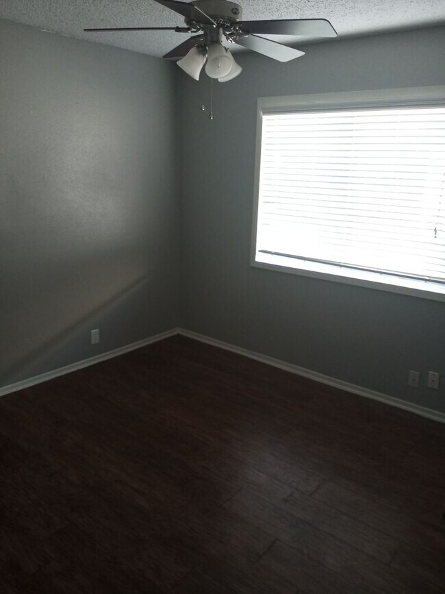 Building Photo - Brookview Duplex 6800