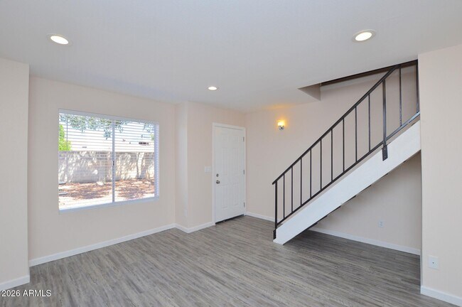 Building Photo - 1418 E Knoll Cir