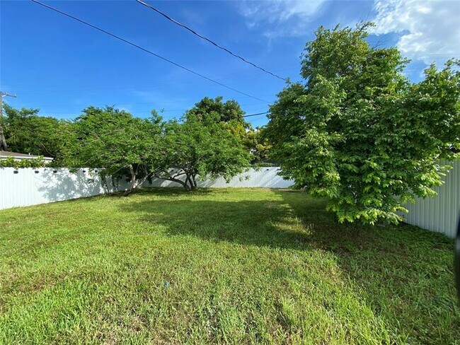 Building Photo - 2420 SW 11th St