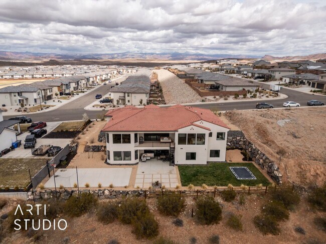 Building Photo - Beautiful 6 Bedroom 4.5 Bathroom Home in D...