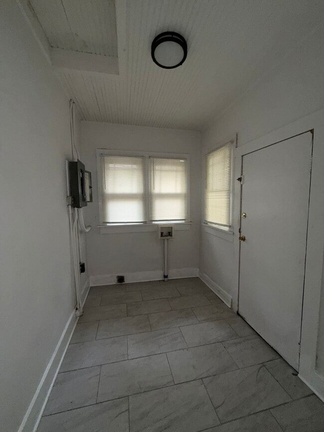 Building Photo - 852 Marianna St