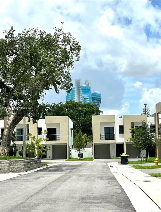 Building Photo - 4189 N Oak Pl