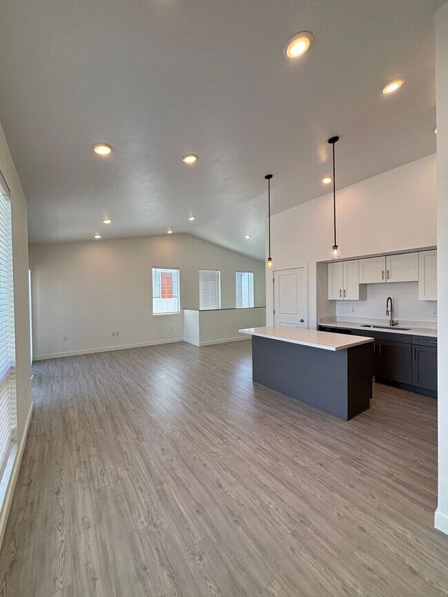 Building Photo - Your Fresh Start Awaits! 4 Weeks Rent Free + $0 Down Deposit OAC | 3 Bed Townhome in South Ogden