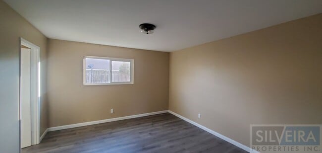 Building Photo - Three Bedroom Home In Santa Maria! Month to Month Tenancy