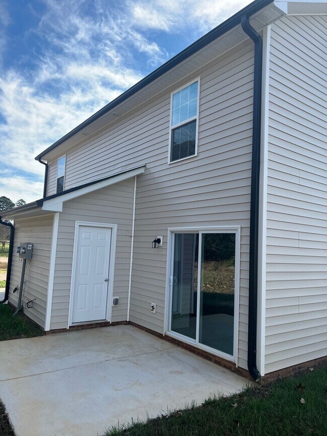 Building Photo - 505 E Mills Dr