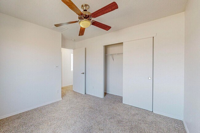 Building Photo - 3 bedroom, 2 1/2 Bath Pulte Ocotillo Model Home