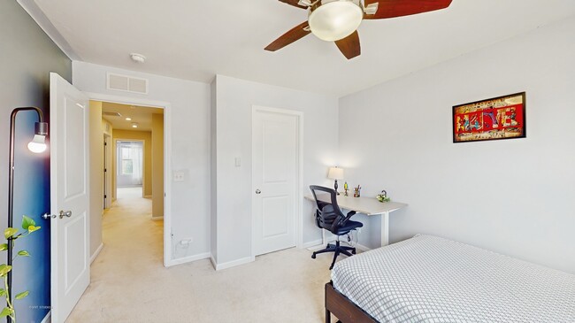 Building Photo - 527 Watercress Dr