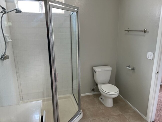 Building Photo - 3 Bedroom located in Gated Community!!