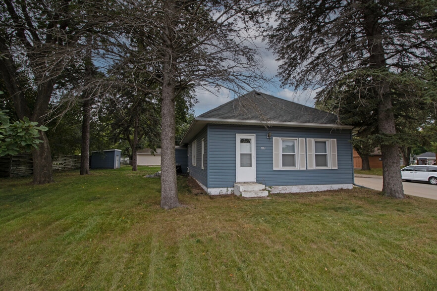 Primary Photo - 415 Riverside Ave N