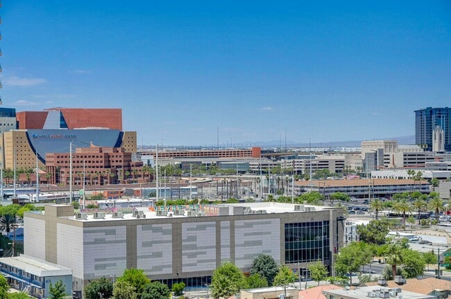 Building Photo - Modern Loft with City View