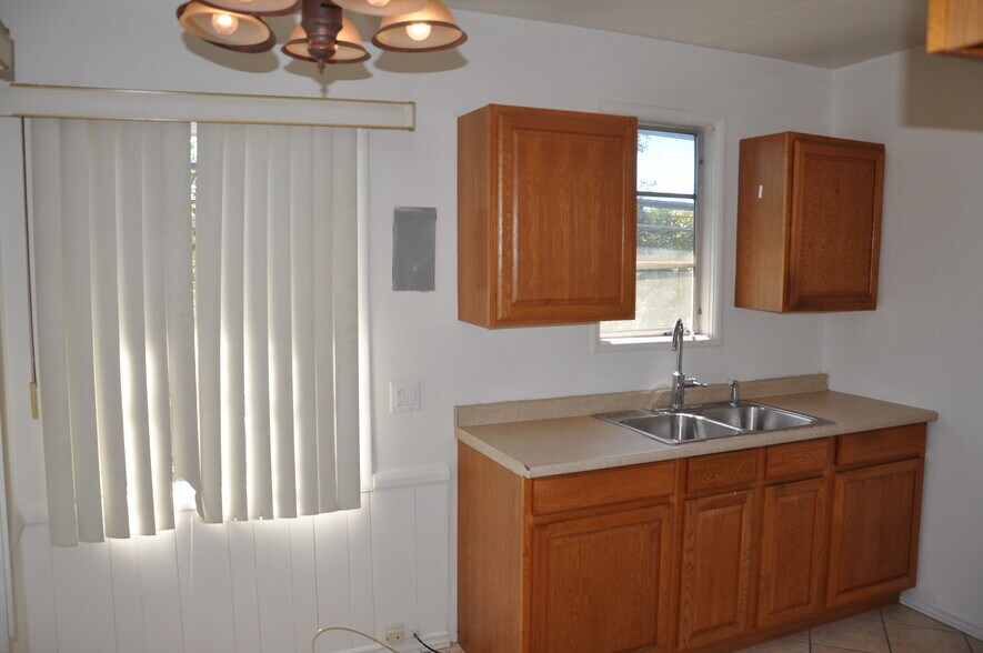 Building Photo - 818 W Glenoaks Blvd