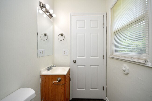 Building Photo - New Lower Price! Remodeled 3 bed / 1.5 bath home near downtown Spartanburg