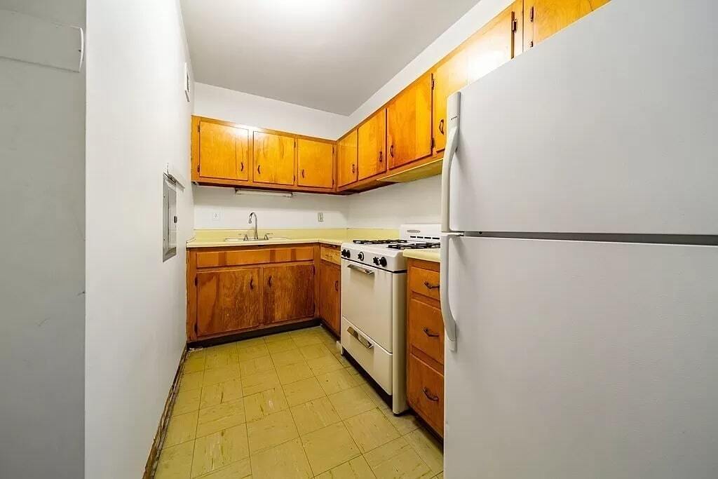 Building Photo - 28 Juniper St