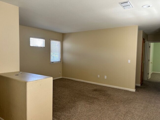 Building Photo - Spacious 4 bedroom, 2.5 Bathroom Available...