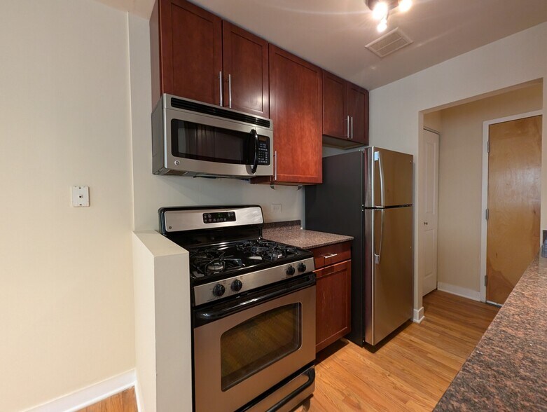 Building Photo - 625 W Wrightwood Ave