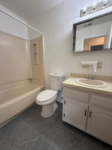 Building Photo - 530 Davina Ct