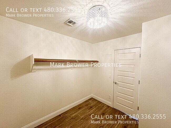 Building Photo - 1042 W Oleander Ave
