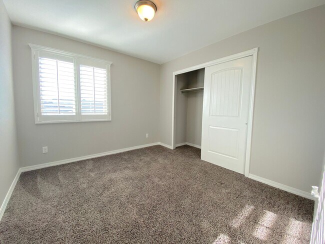 Building Photo - Spacious 4 Bedroom Refrig A/C Home