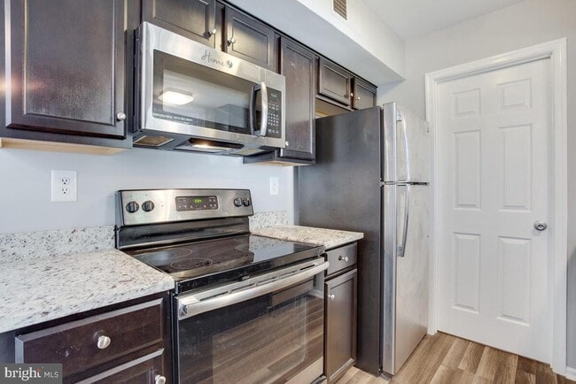 Building Photo - 700 Brandon Cir