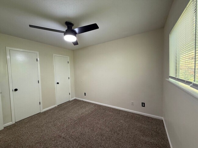 Building Photo - 432 Myrtlewood Cir