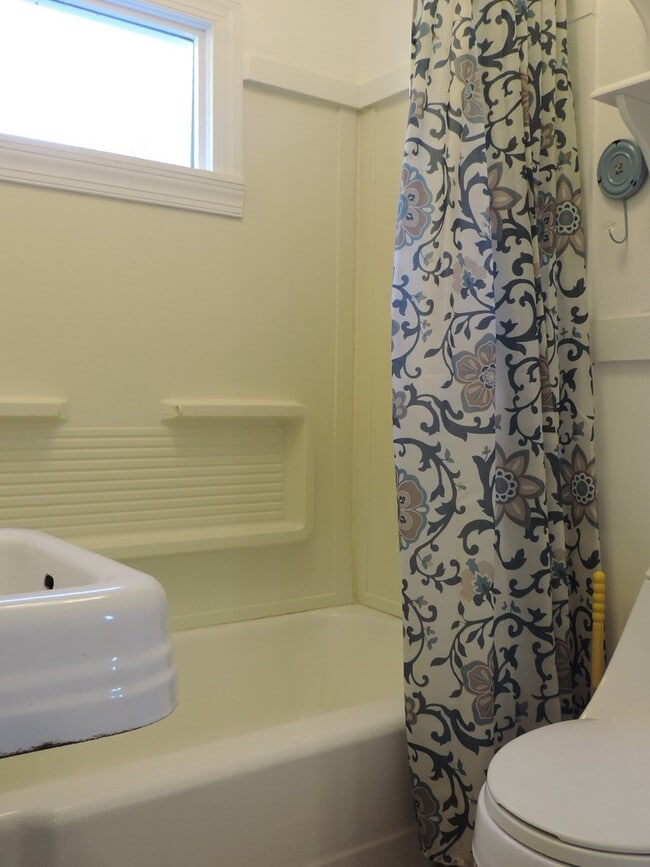 Building Photo - Cute 2/1 Cottage in Fleetwood with Office Space Upstairs