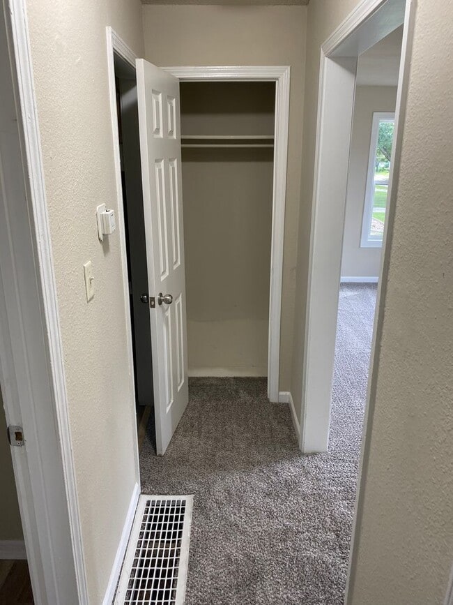 Building Photo - Fall in Love with this Cozy 2 Bedroom House!