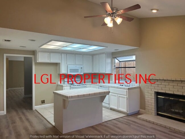 Building Photo - Very Nice Roseville 3 Bedroom 2 Bath Home