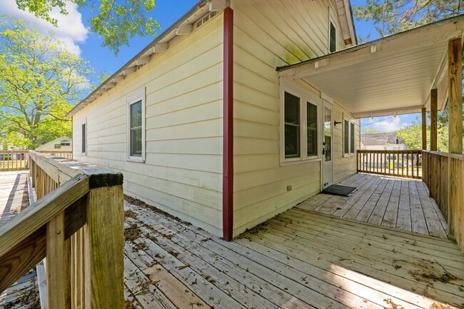 Building Photo - 209 Ellington St