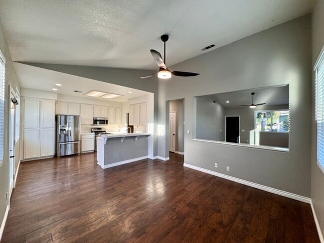 Building Photo - Bright and Open 3 Bedroom Home in Murrieta...