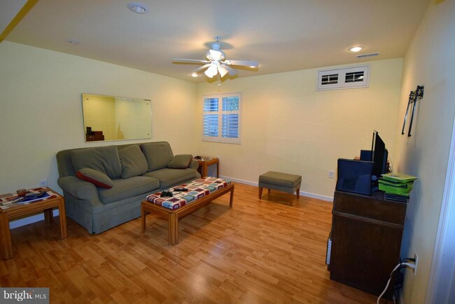 Building Photo - 805 Thicket Ct