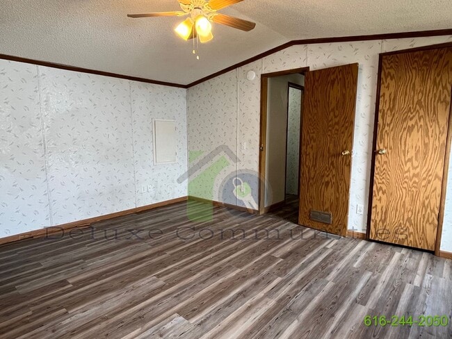 Building Photo - 3 Bedroom Mobile Home Available NOW! Baseline Estates Park