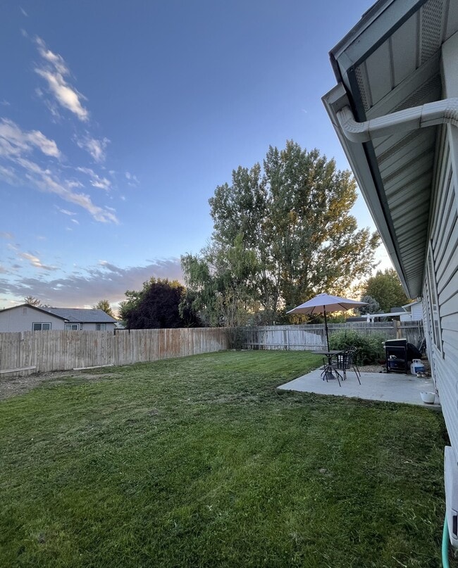 Building Photo - 10495 W Hazelwood Dr