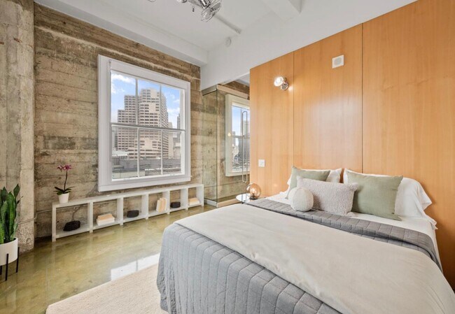 Building Photo - 1BR/1BA PENTHOUSE! Enormous Private Roof D...