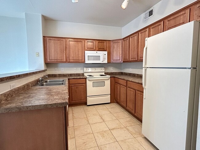 Building Photo - Gated 2 Bedroom, 2 Bathroom Condo with tons of space