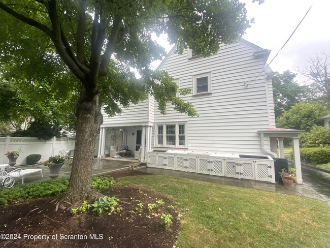 Building Photo - 1008 Electric St