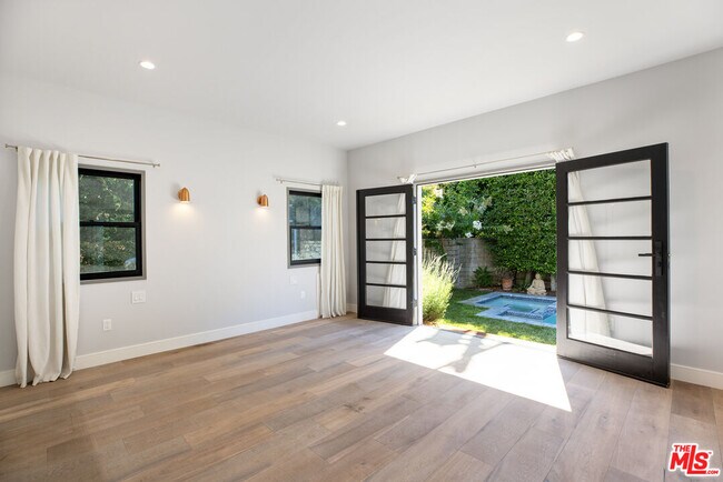 Building Photo - 1203 N Poinsettia Pl