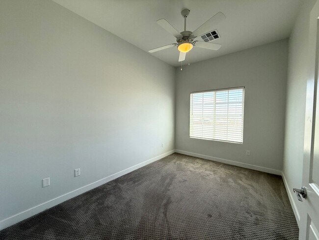 Building Photo - 3/BD 2.5/BA Sleek Townhome with High Ceili...